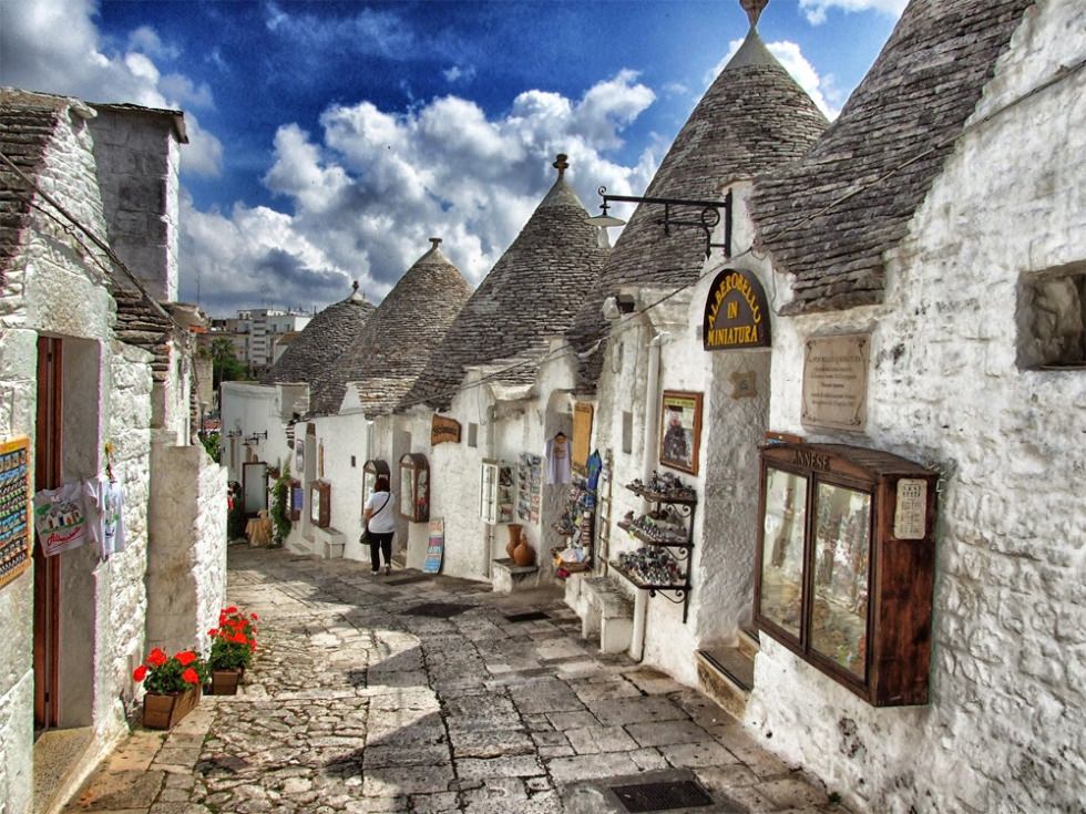 Hasil gambar untuk Alberobello, Italia