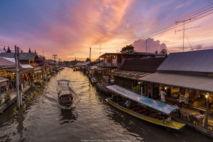 Floating Market by Tinnapat Chaikoonsaeng