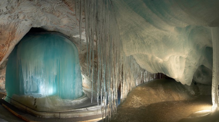 بزرگترین غار یخی در جهان Eisriesenwelt