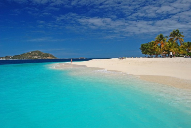 Azure clear water of beautiful Palm Island beach