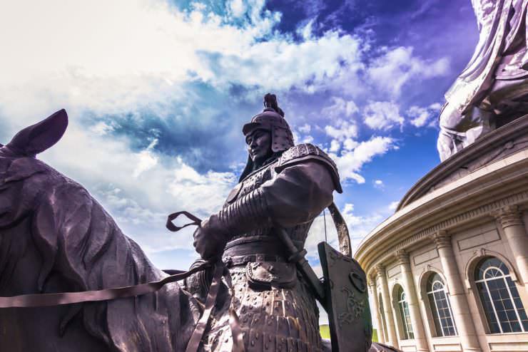 مجسمه ای از یک جنگجوی مغول در جزیره بزرگ قایقرانی چنگیز خان، مغولستان