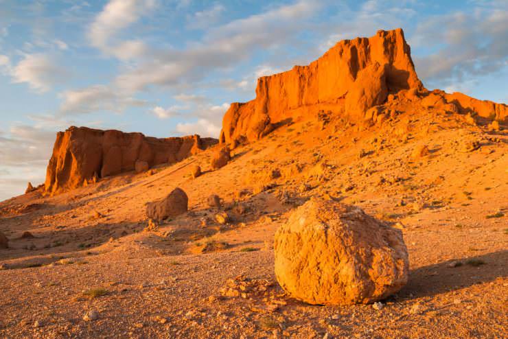 صخره های درخشان (Bayanzag) در کویر Gobi، مغولستان 