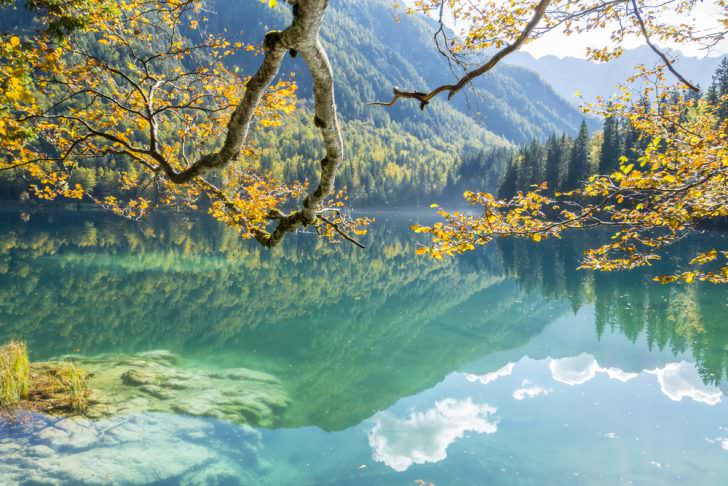 Gražus kalnų ežero peizažas rudenį, Laghi di fusine, Italija