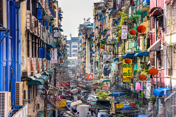 Alleyway in Yangon in front of Bogyoke Market