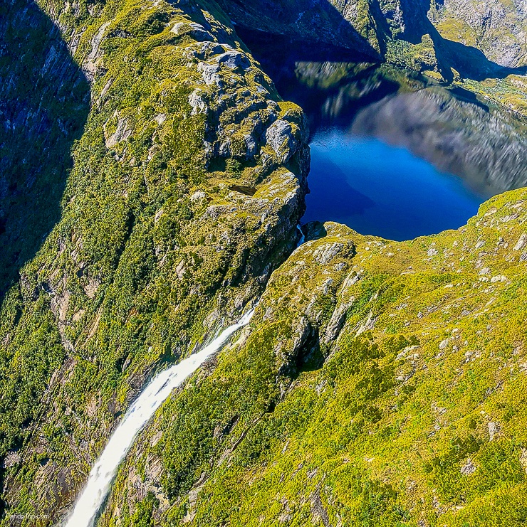 Volando su e sopra le cascate Sutherland