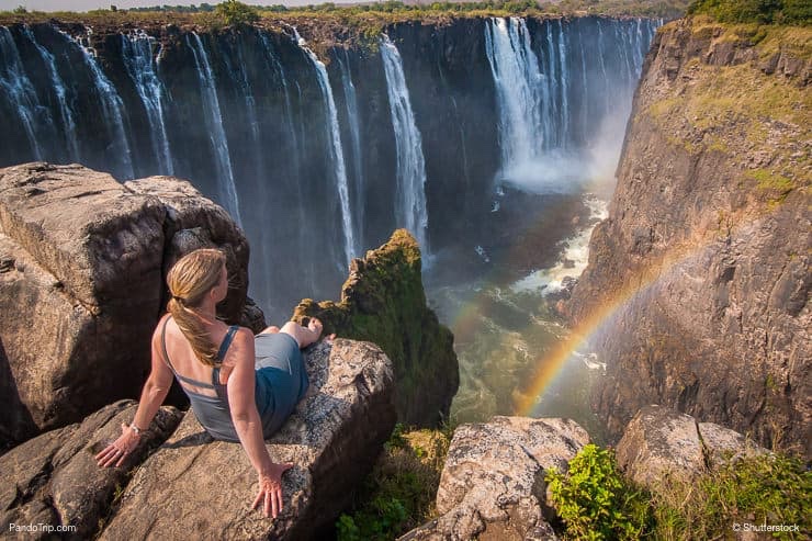 Menina olhando para as Cataratas de Victoria