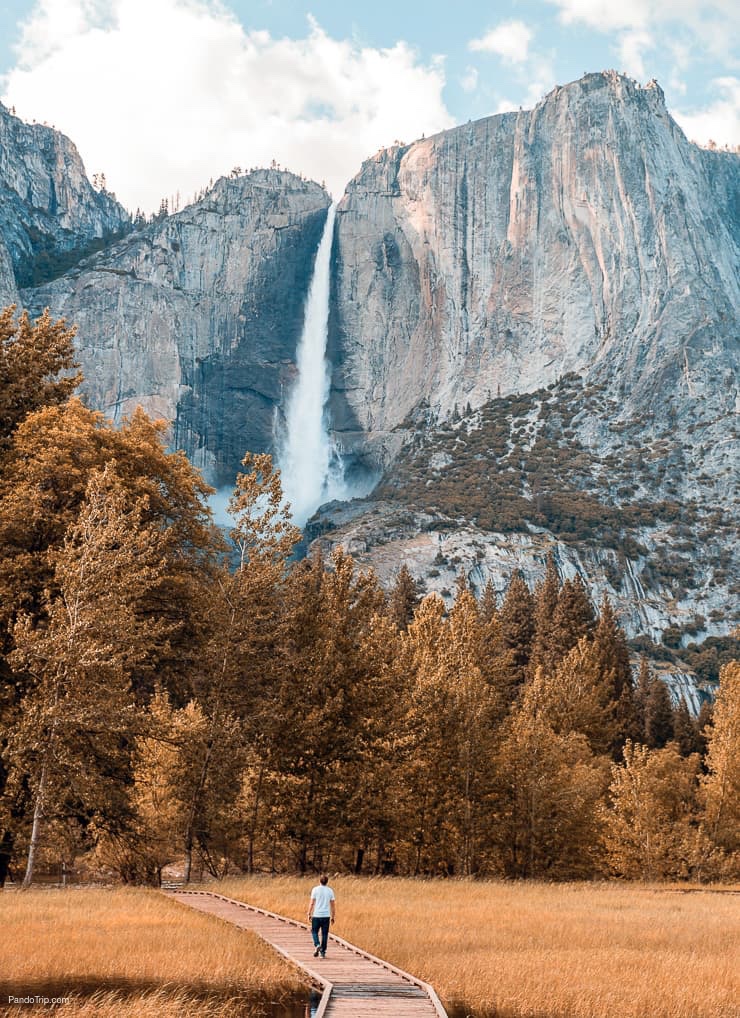 Percursão pelo Parque Nacional de Yosemite perto do pôr-do-sol