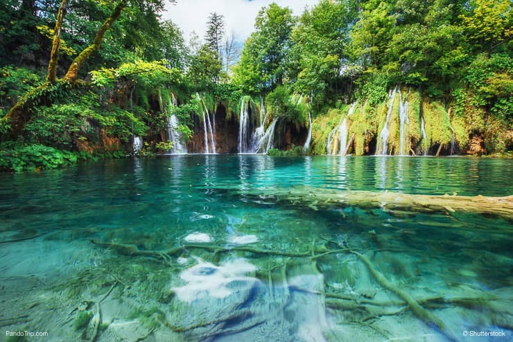 Cascada y lago, tomadas en el parque nacional de Plitvice Croacia