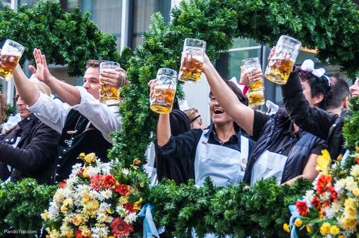 Parade of the hosts of the tents of the Oktoberfest