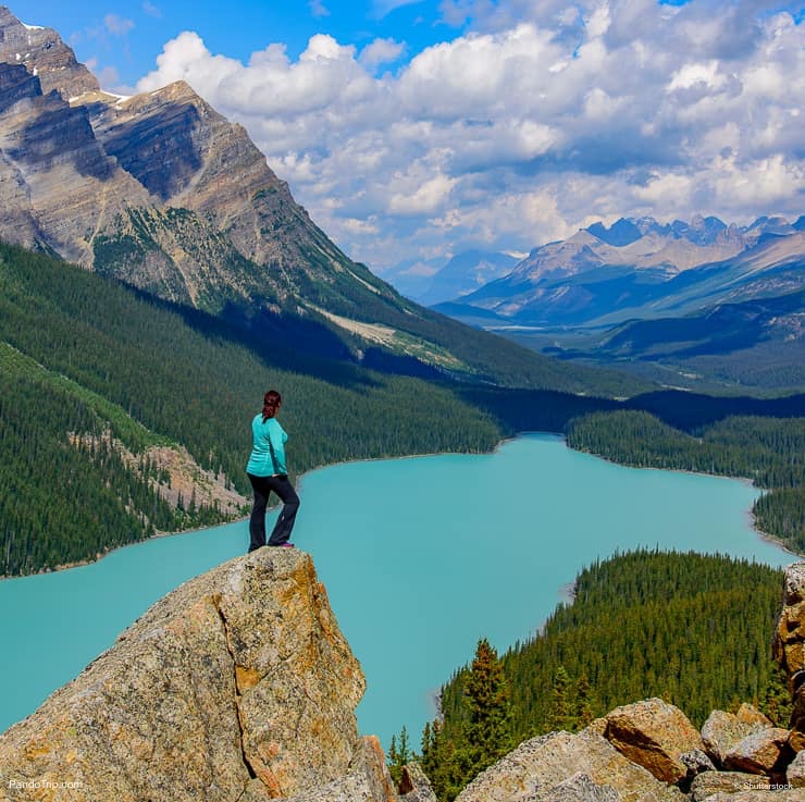 Women looking over Peyto lake