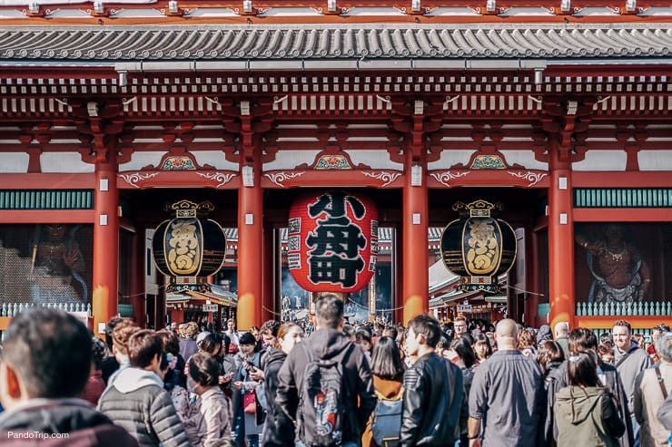 The Kaminarimon gates that leads to the Senso-ji in Asakusa, Tokyo, Japan