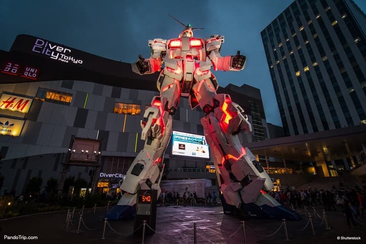 The night exhibition transformation of Gundam Statue from Unicorn Mode to Destroy mode. Odaiba, Tokyo, Japan