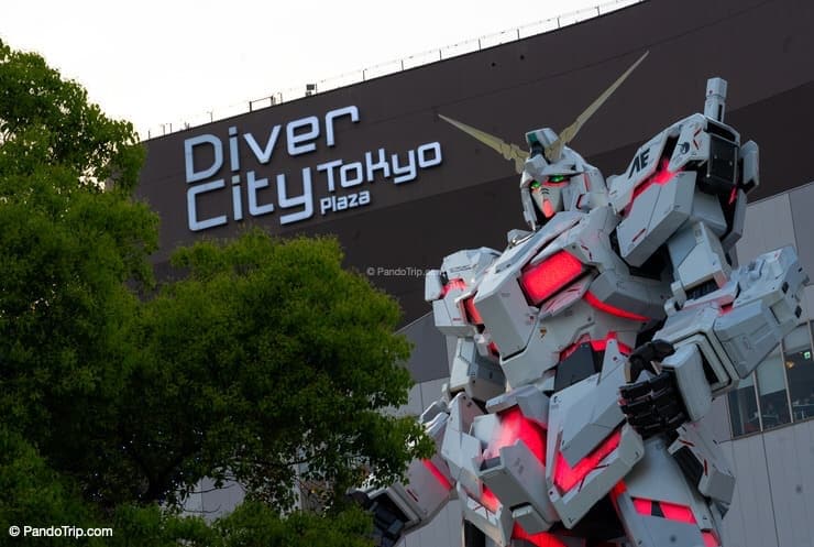 Unicorn Gundam Statue in front of Diver City Tokyo Plaza in Odaiba, Tokyo, Japan