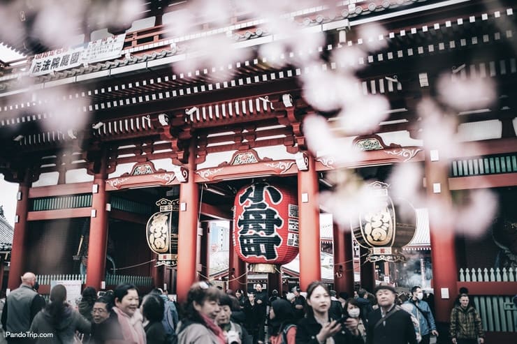 Kaminarimon or Thunder Gate that leads to the Senso-ji Temple in Asakusa