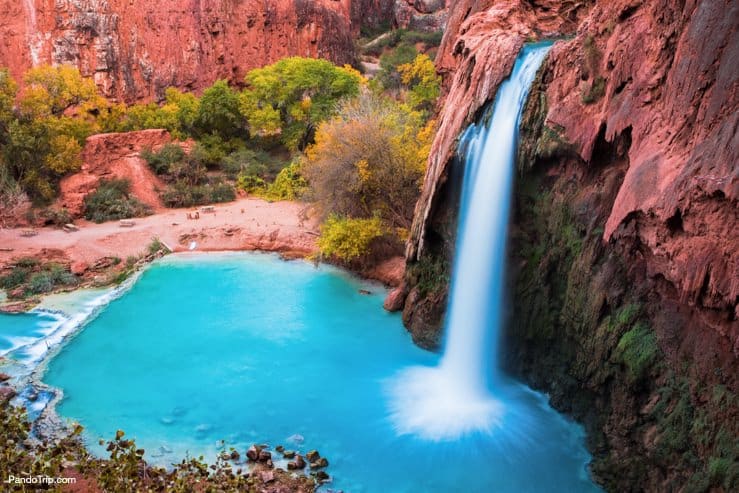 Nager sous les chutes Havasu dans le Grand Canyon, USA – Romantikes