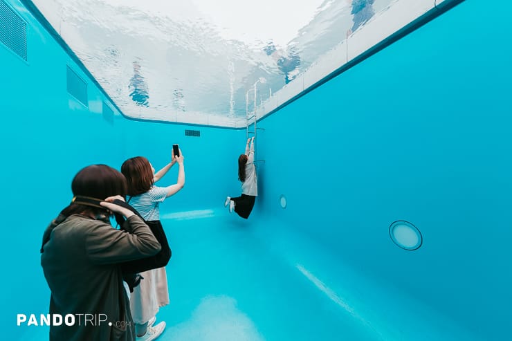 Fake Swimming Pool by Leandro Erlich in Kanazawa