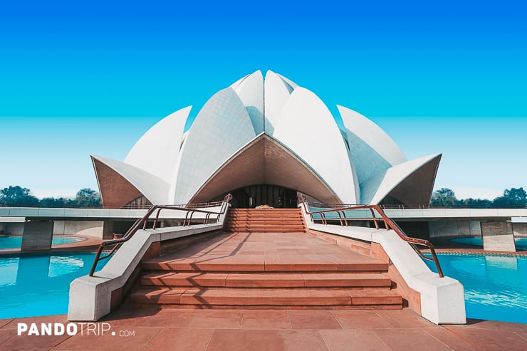 Entrance to the Lotus Temple during the day, India.jpg