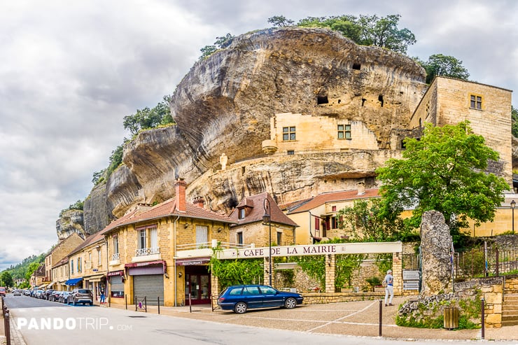 Les Eyzies-de-Tayac-Sireuil - oldest village in France