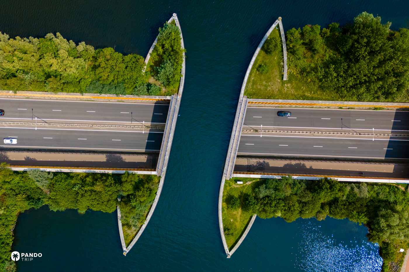 Overhead view of the two carriageways and cycle paths of the N302 either side of the water channel of the Aquaduct Veluwemeer.